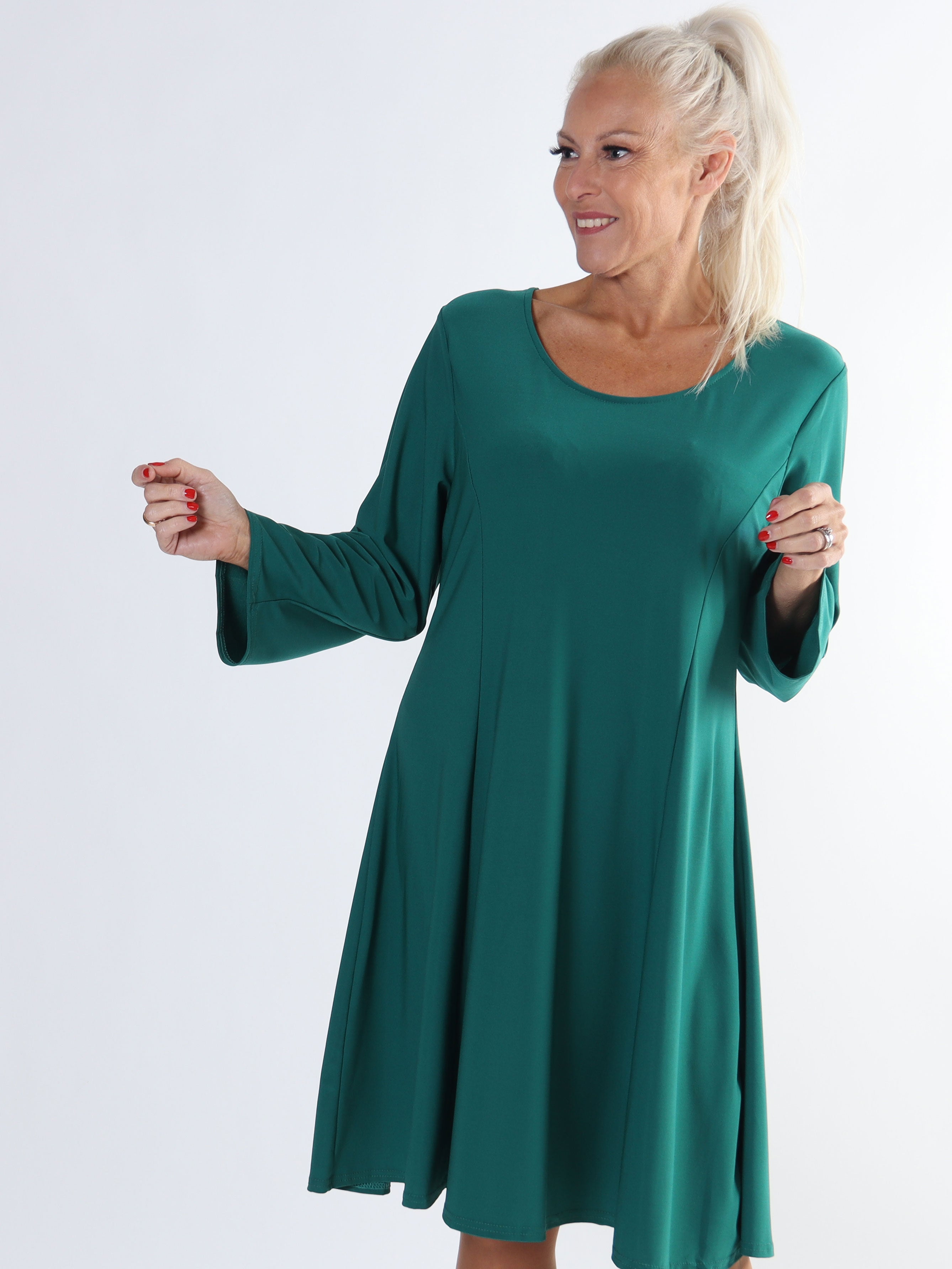 Maj Plain L/S - Elastisk plus size ensfarvet kjole